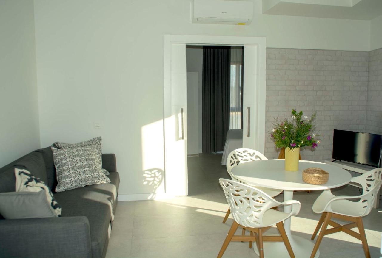 Apartamentos Madreselva Fernan Perez Exterior foto